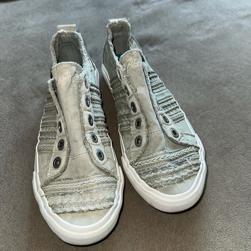 Blowfish women’s Textured Gray Slip-On Sneakers